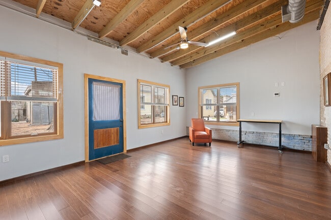 Living room - 1500 E Madison St