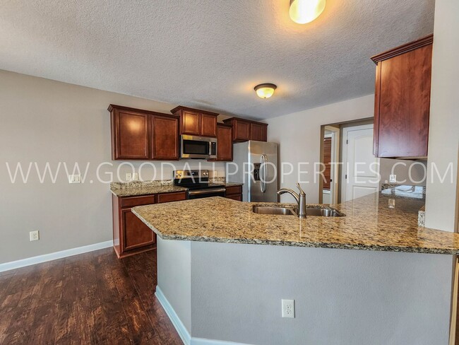 Building Photo - Beautifully renovated 3 Bedroom, 2.5 Bath ...