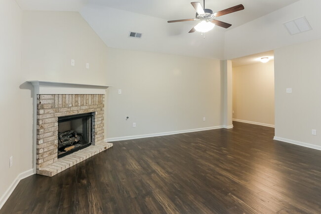 Building Photo - 1074 Darren Cir E