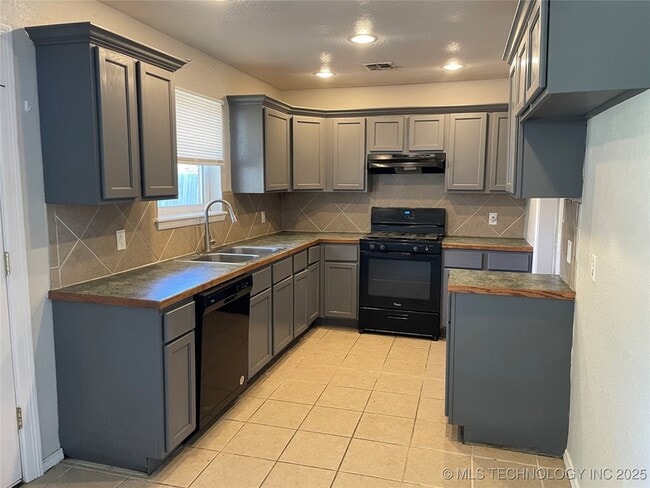 Building Photo - 625 W 149th St