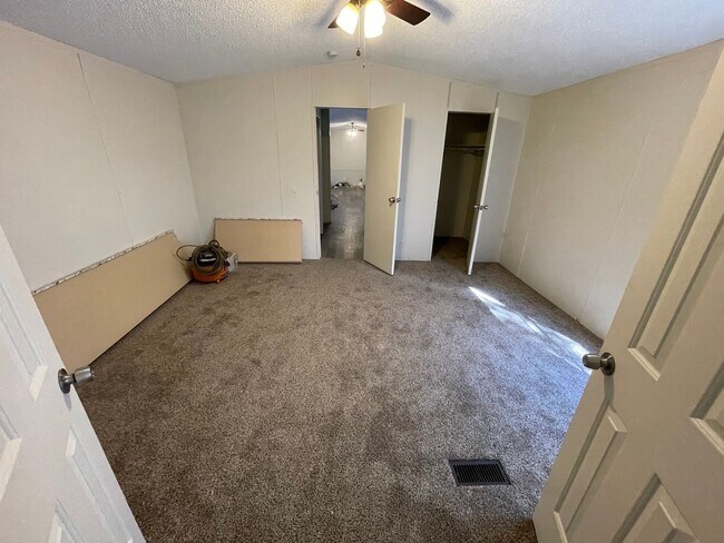 Building Photo - NEW ON MARKET