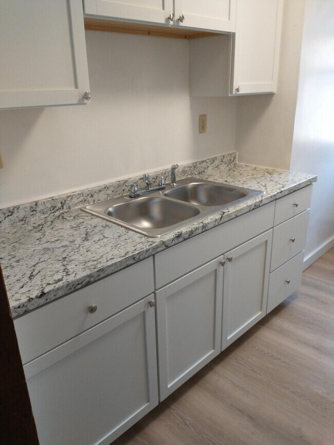 Vista de la cocina 2 - 702 N Aurora St