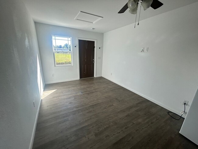 Foto del edificio - 143 Claire Ave