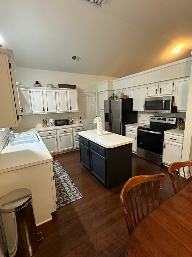 kichen with island - 3201 Gulfstream Ct