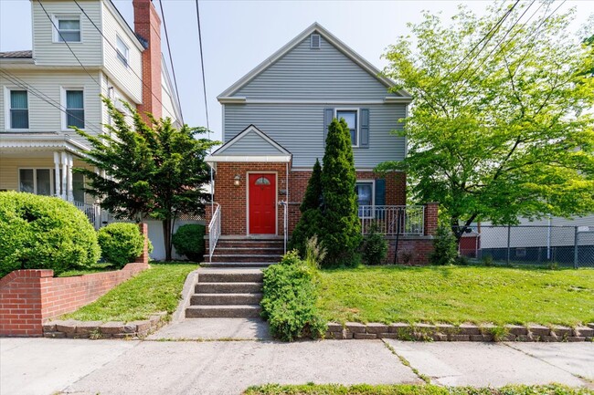 Building Photo - 39 E 37th St