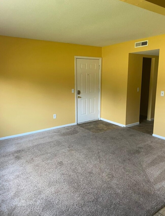 Building Photo - New Listing! 2 bedroom 1 bath apartment