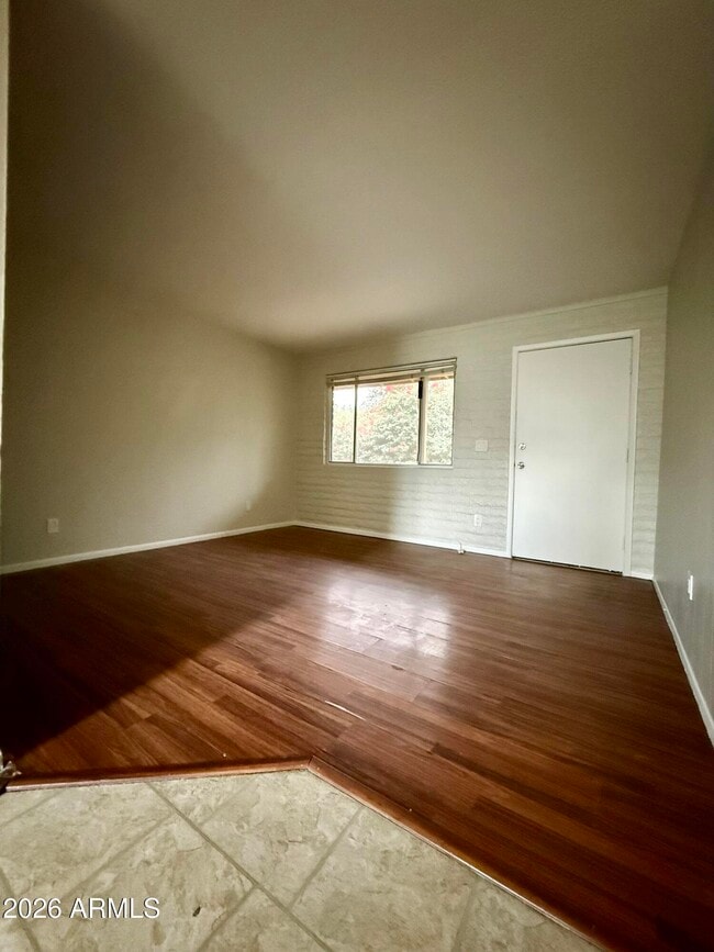 Foto del edificio - 825 E 5th St