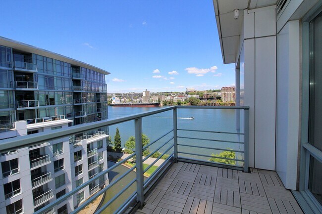 Building Photo - Premier 2 Bed/2 Bath Luxury Waterfront Pea...