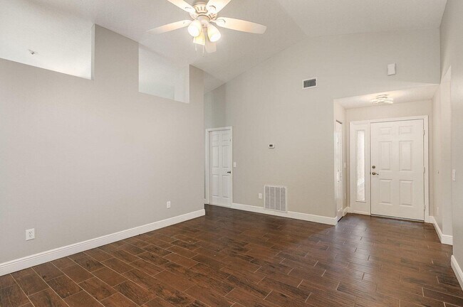 Foto del edificio - 513 Oakmont Pl