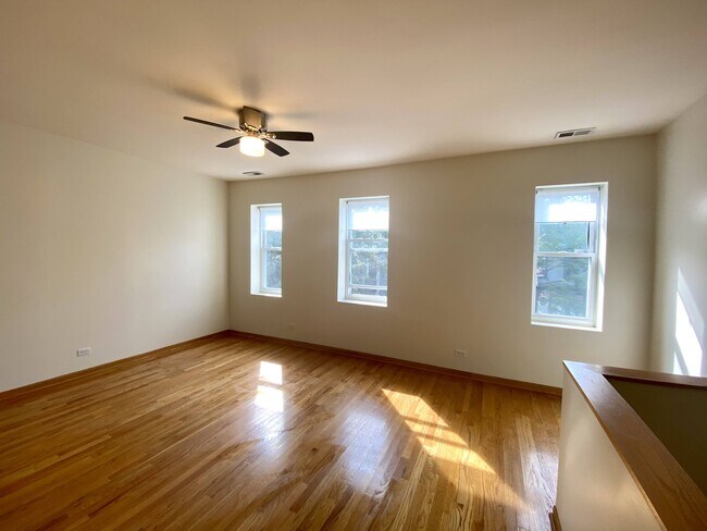 Foto del edificio - 2456 W Moffat St