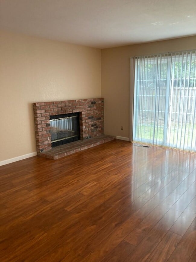 Building Photo - **Your Home in Windsor!!**