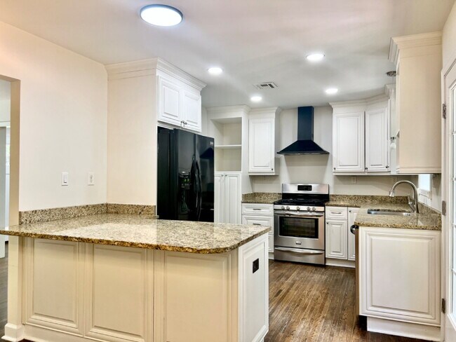 Foto del edificio - SPACIOUS 4 BEDROOM CLOSE TO MATTHEWS!