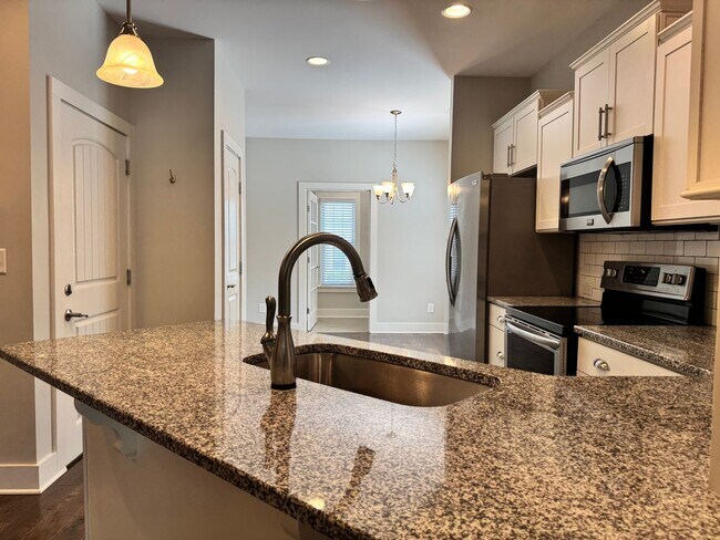 Foto del edificio - Beautiful End Unit Franklin Townhome