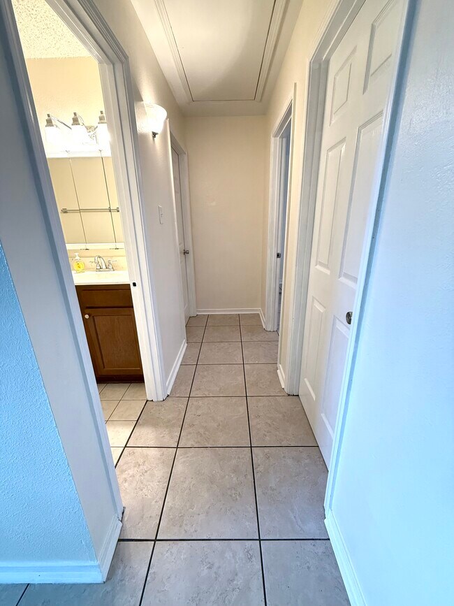 Pasillo - 1114 Williams Blvd