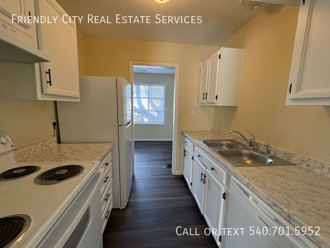 Building Photo - Recently updated 2 bedroom, 1.5  bath Town...