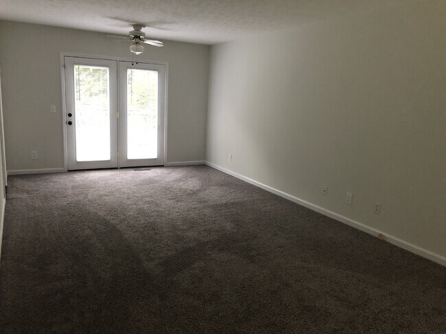 Building Photo - Beautiful 3BD 2BA Home with detached garage and fenced in backyard For Rent in Cookeville!