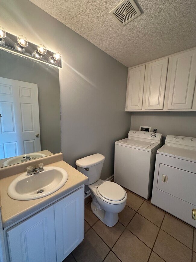 Building Photo - Dunwoody Subdivision!  Freshly Painted!  N...