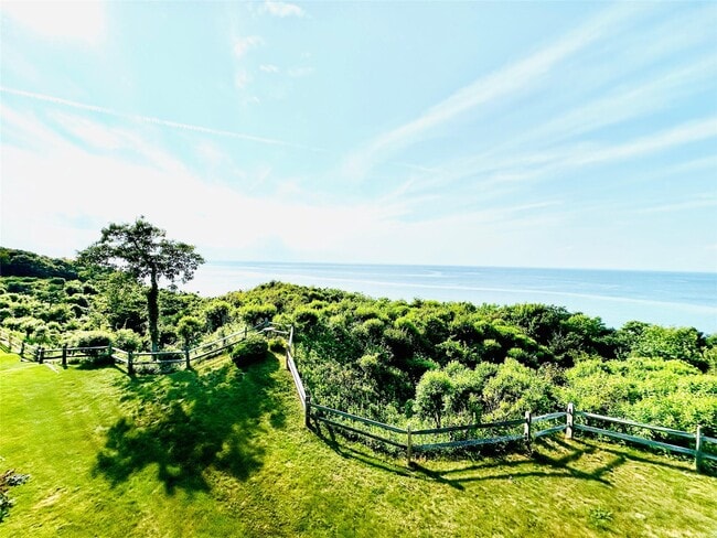 Building Photo - 806 Bluffs Dr N