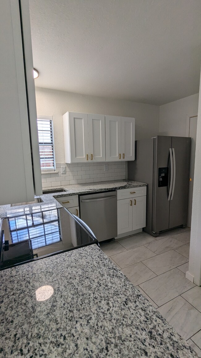 Foto del edificio - 665 Stonehenge Dr