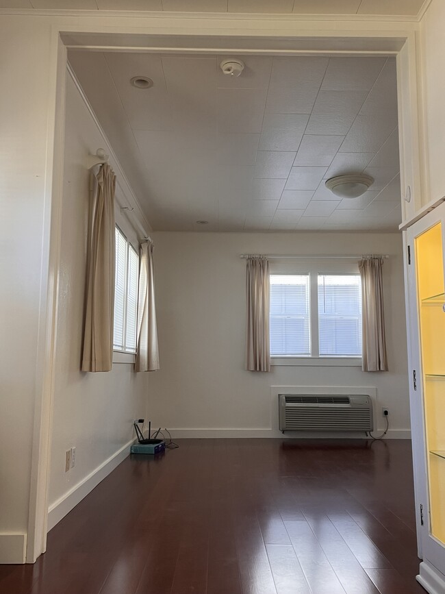 Building Photo - 118 E Chelan Ave