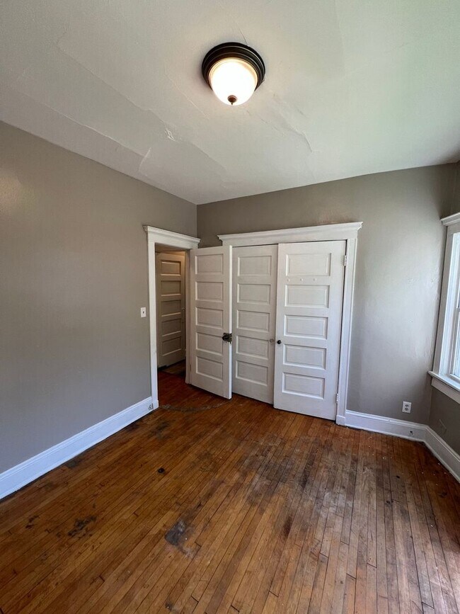 Building Photo - 502-504 N 32nd St. (4 Unit) (ACE PROPERTY)