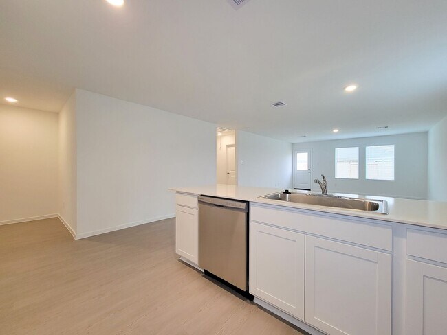 Foto del edificio - This lovely single-level home showcases a spacious open floorplan shared between the kitchen, din...