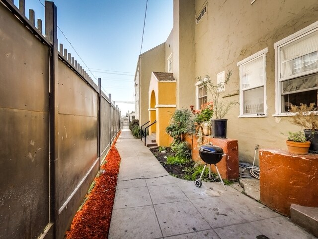 Foto del edificio - 1733 Seminary Ave