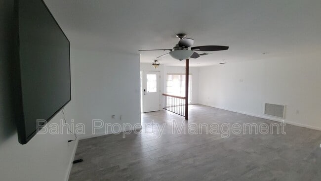 Building Photo - 215 Meadowcross Dr