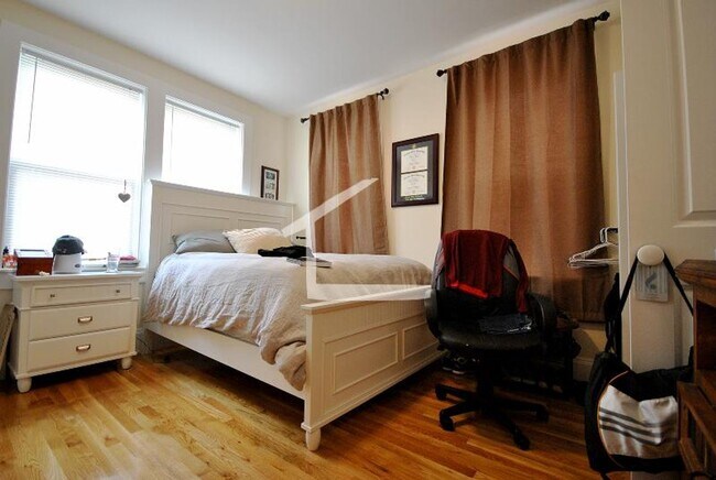 Building Photo - 10 Larose Pl