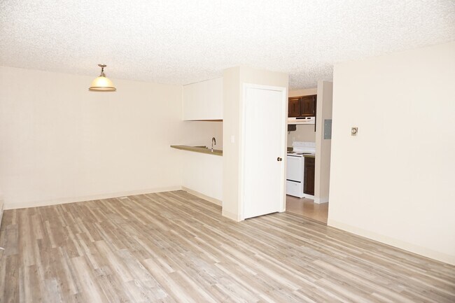Building Photo - Spacious 2 Bedroom Condo-SPECIAL PRICING.