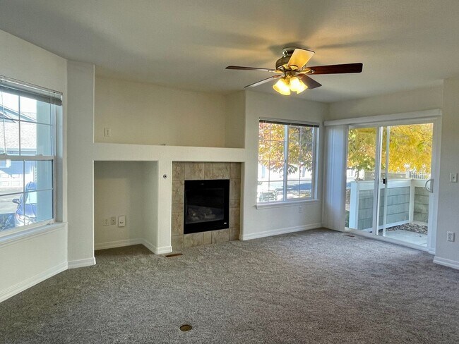 Building Photo - Spacious & Bright 2 BED/2.5 BATH Townhome ...