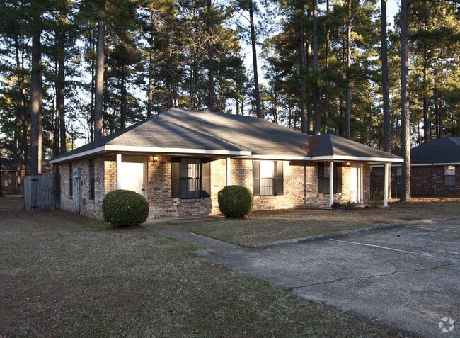 Building Photo - Grand Oaks Apartment Homes