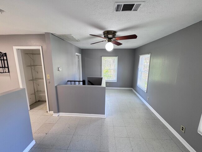 Foto del edificio - 817 N Forest Dr