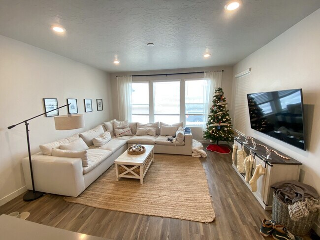 Photo - 102 E Grant Ln Townhome