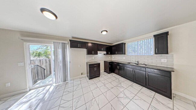 Foto del edificio - 630 1/2 W 79th St