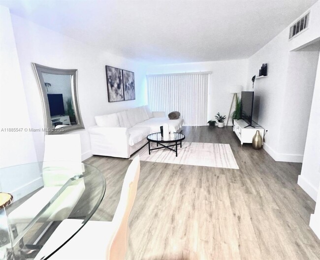 Building Photo - 400 Kings Point Dr