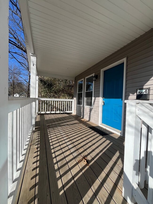 Building Photo - 2 bedroom, 1 bath House: Available August 2025!