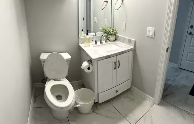 Foto del edificio - 3402 Las Vistas Ln