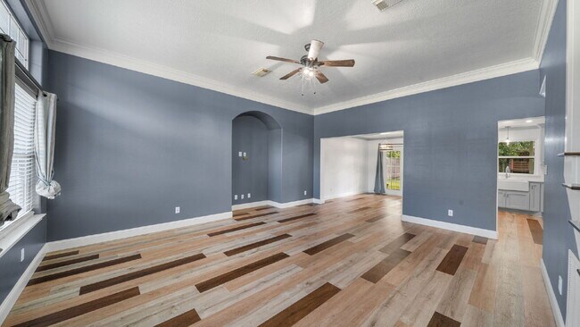Foto del edificio - Beautifully Upgraded 4-Bedroom Home with First-Floor Primary Suite, Quartz Counters & Large Backyard