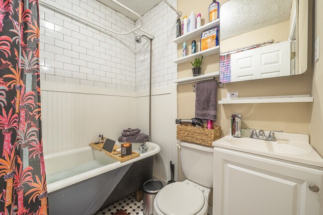 Luxury Bathroom - 607 Gaskill St SE