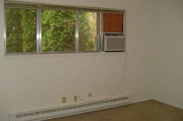 Building Photo - 1042 E Krall St