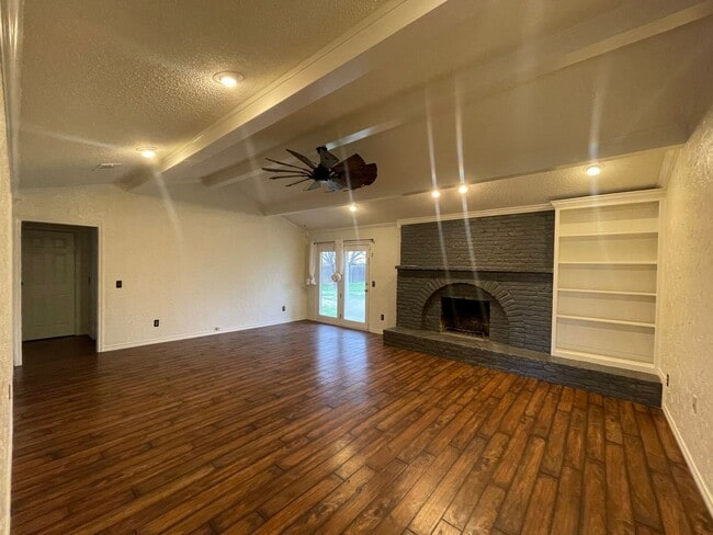Building Photo - Great House at Lake Ransom