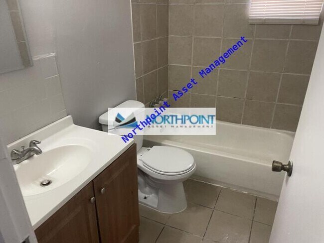 Foto del edificio - Three Bedroom With Fenced Back Yard