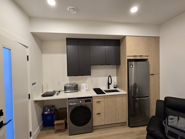 Building Photo - 414 Humbert St