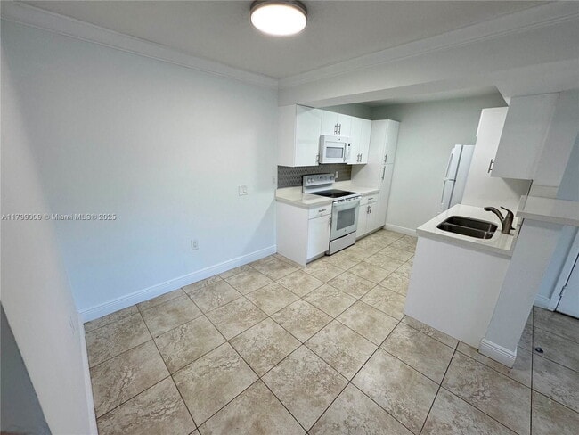 Building Photo - 10381 SW 150th Ct