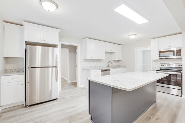 Building Photo - 2345 Crestknoll Cir