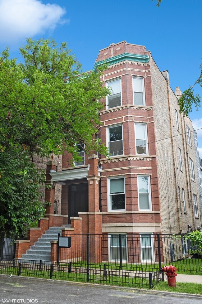 Building Photo - 2234 W Medill Ave