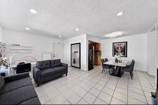 Building Photo - 900 SW 84th Ave