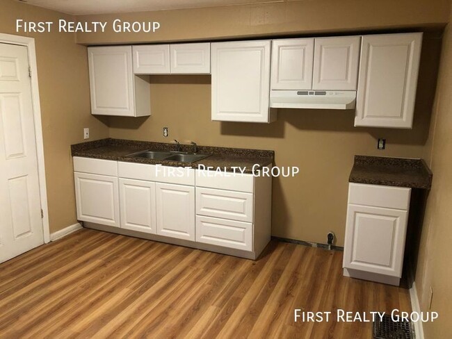 Building Photo - Recently Remodeled 2 Bedroom Home, Move In...