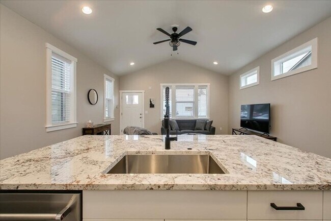 Building Photo - Stunning newer home in a great Boise location
